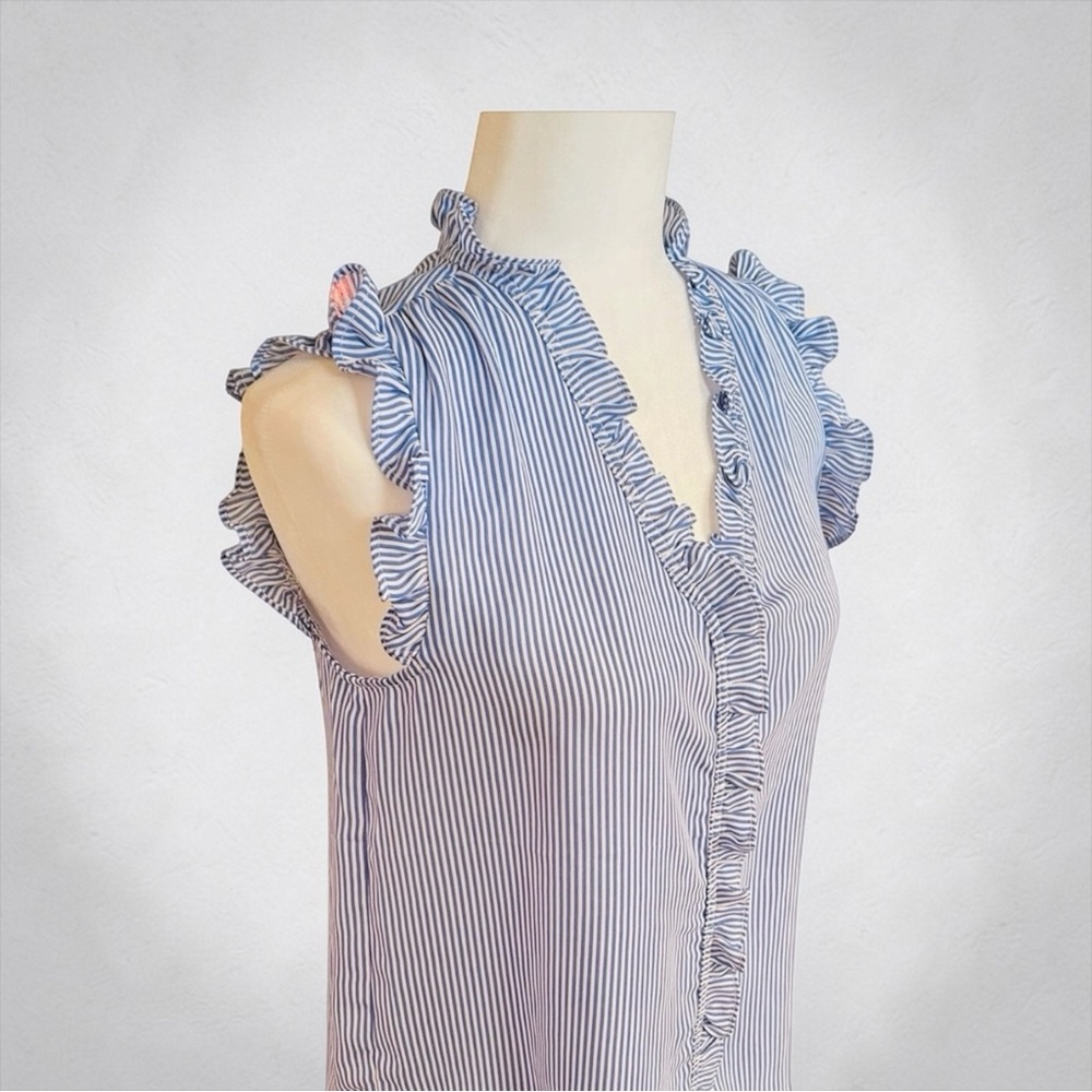 T TAHARI Lightweight Blue/White Pinstripe Top. Size: XSTP. Excel. Cond. $20.